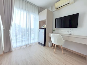 Bureau, espace de travail pour ordinateur portable, Wi-Fi gratuit