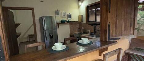 Kühlschrank, Herdplatte, Wasserkocher mit Kaffee-/Teezubehör