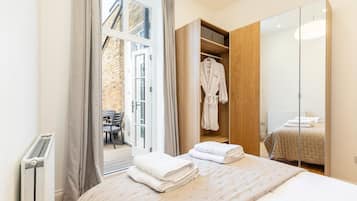 2 bedrooms, iron/ironing board, internet, bed sheets