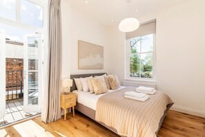2 bedrooms, iron/ironing board, Internet, bed sheets - Bright & Elegant Chelsea Getaway: Private Balcony! (London)