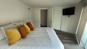 3 bedrooms, iron/ironing board, travel crib, free WiFi
