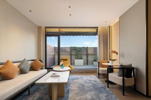 Luxury Suite, Private Bathroom, Garden View | Premium bedding, memory foam beds, minibar, desk - Shanghai Hongqiao Heyitang Hotel (Shanghai)