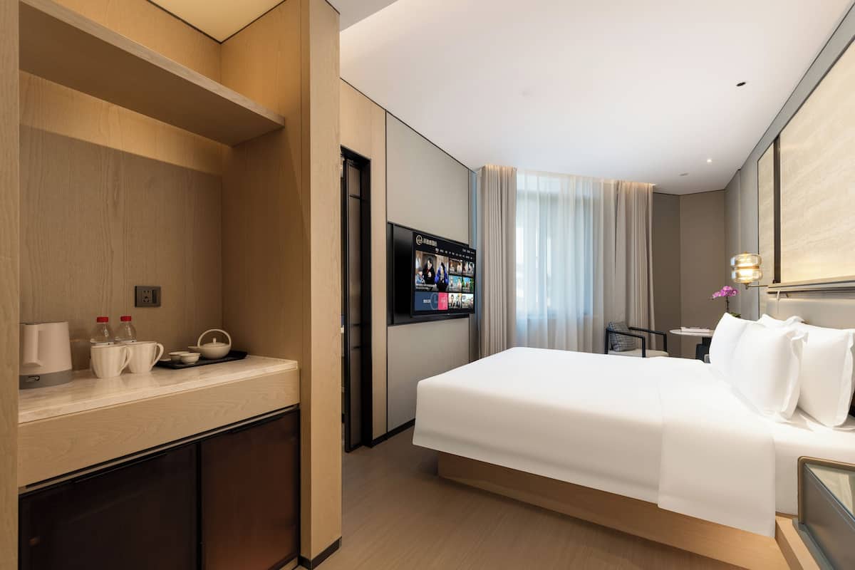 1 bedroom, premium bedding, memory-foam beds, minibar