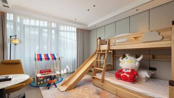 Familienzimmer, eigenes Bad | Hochwertige Bettwaren, Betten mit Memory-Foam-Matratzen, Minibar