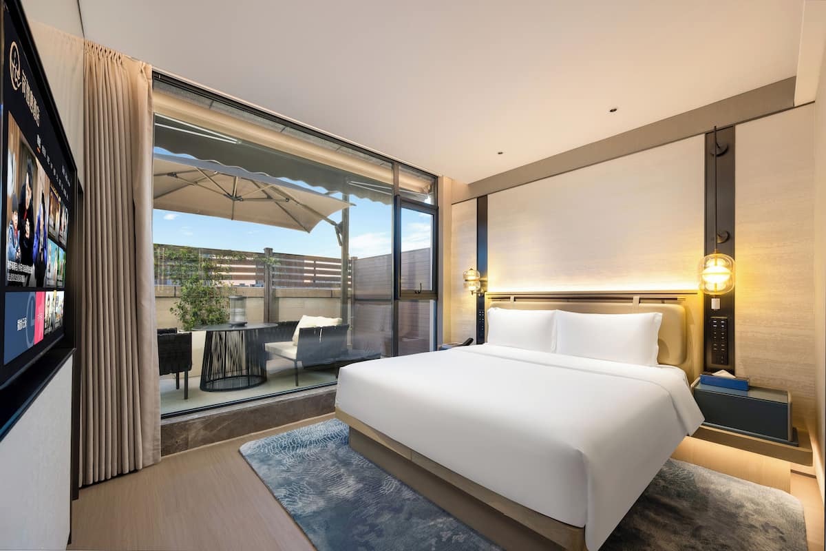 Chambre Double Luxe, salle de bains privée, vue jardin | Coin séjour