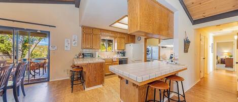 Køleskab, mikrobølgeovn, ovn, kogeplade