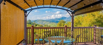 Sunset Lookout Mountain villa, Meadows, Gazebo