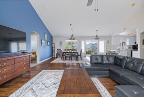 Televisión y chimenea 