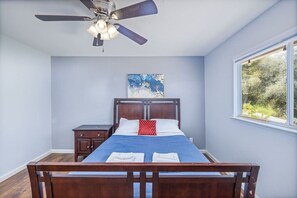 4 habitaciones, escritorio y tabla de planchar con plancha 