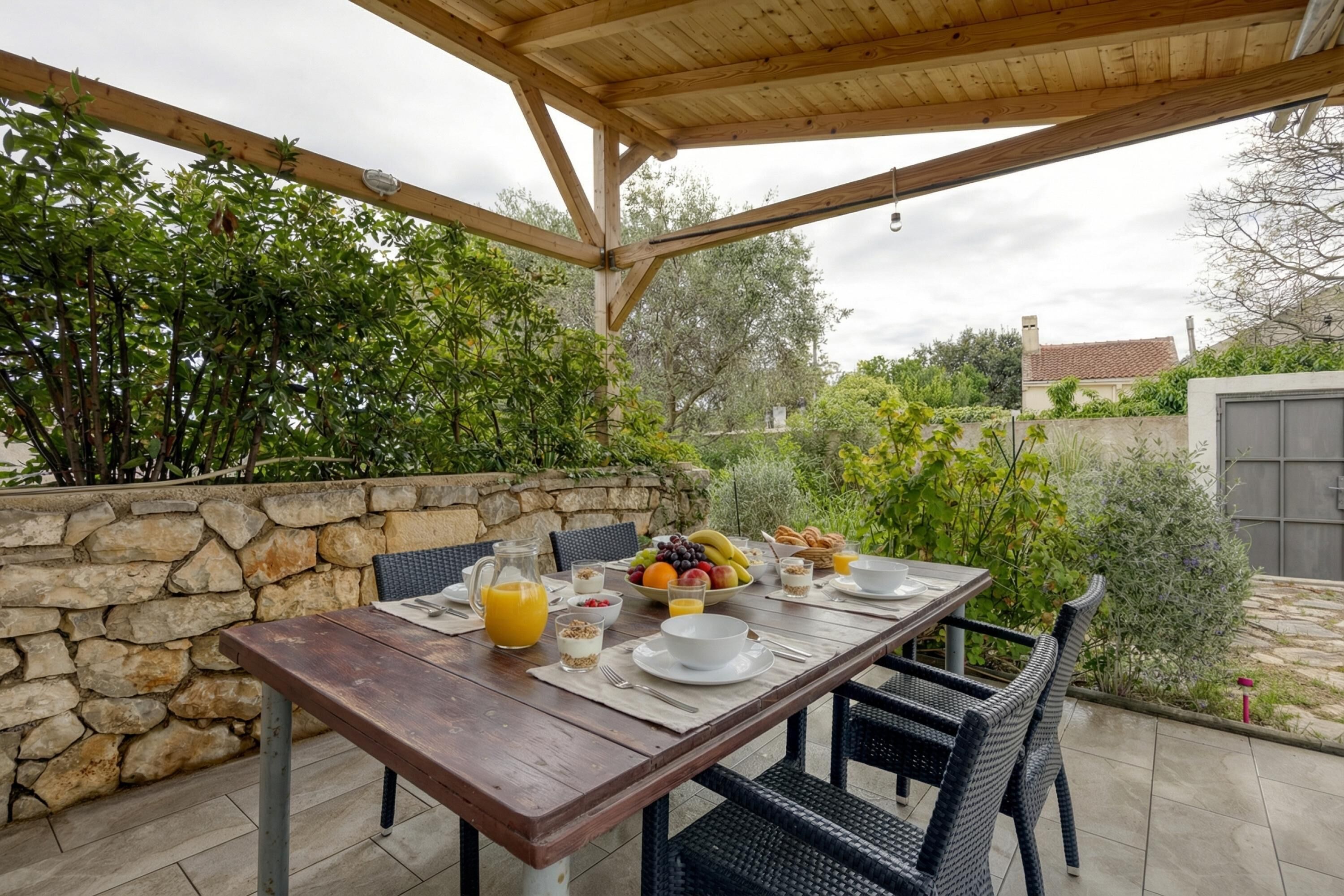 Familjelägenhet - flera sovrum (Casa Lussingrande) | Restaurang utomhus