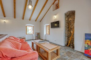 Family Apartment, Multiple Bedrooms (Casa Lussingrande) | Living room | 21-inch flat-screen TV with cable channels - Casa Lussingrande (Mali Losinj)