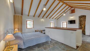 2 bedrooms, desk, free WiFi, bed sheets