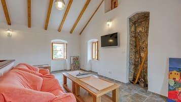 Family Apartment, Multiple Bedrooms (Casa Lussingrande) | Living area | 21-inch flat-screen TV with cable channels