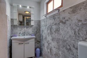 อพาร์ทเมนท์สำหรับครอบครัว, หลายห้องนอน (Stella Maris) | ห้องน้ำ | ฝักบัว, โถสุขภัณฑ์แบบบิเดท์, ผ้าเช็ดตัว, สบู่