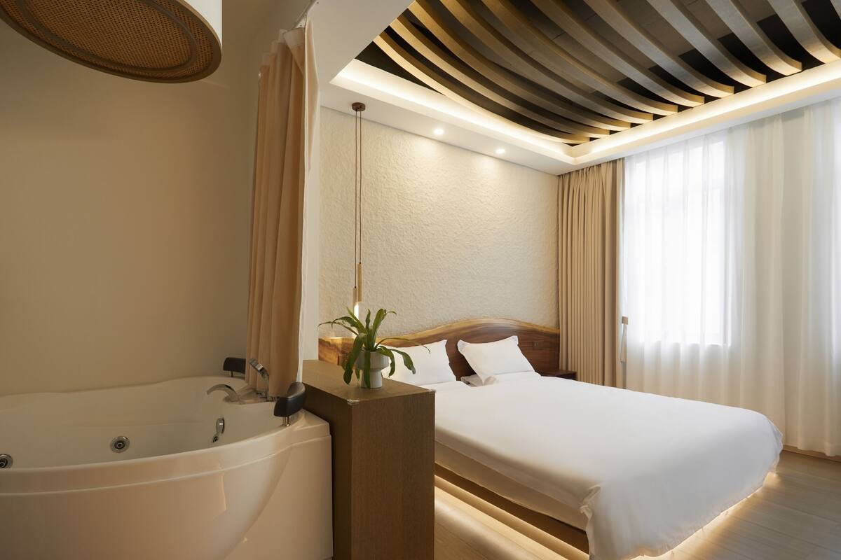 2 bedrooms, premium bedding, down duvets, individually decorated