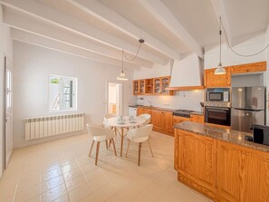 ثلاجة، ميكروويف، فرن، غسالة أطباق