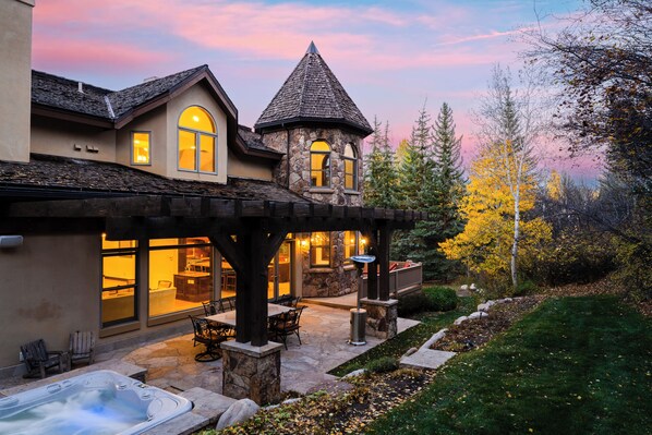 Outdoor dining - Cozy Edwards Retreat w/ Fireplace, Piano, Near Vail | Osprey Nest by AvantStay (Edwards)