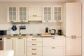 Réfrigérateur, plaque de cuisson, lave-vaisselle, bouilloire électrique