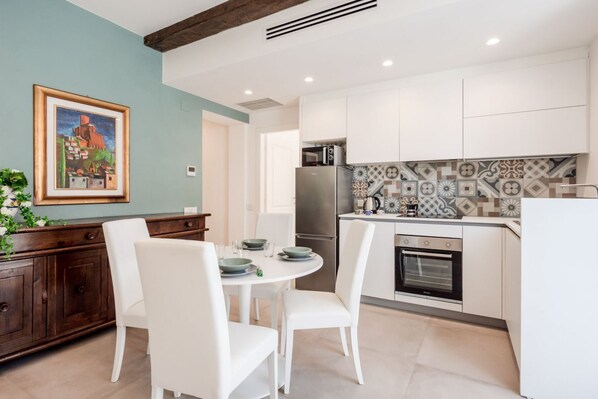 Fridge, microwave, oven, stovetop - GuestHost - Mare Monti Apartment 1 (Dogana)