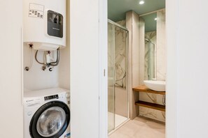 Dutxa, assecador de cabells, bidet i tovalloles 