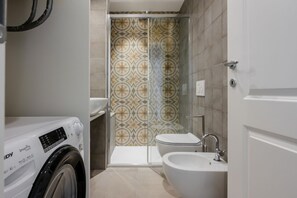 Shower, hair dryer, bidet, towels
