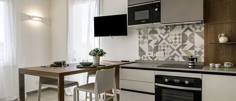 Geladeira, micro-ondas, fogão, cooktop