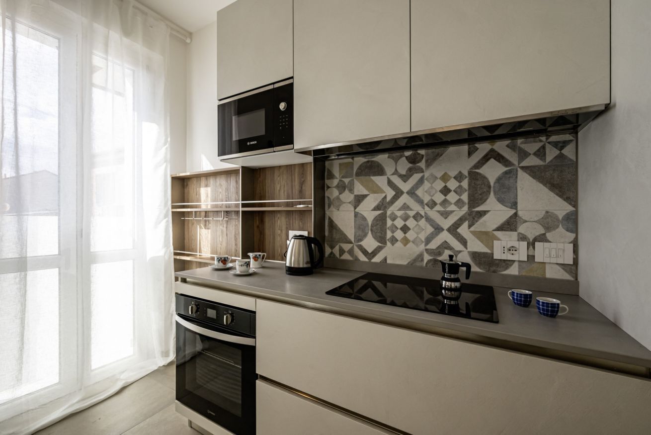 Réfrigérateur, four à micro-ondes, un four, surface de cuisson