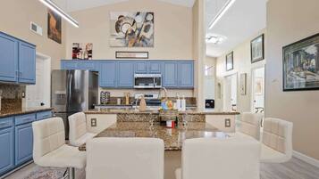 Frigorífic, microones, forn i placa de cuina