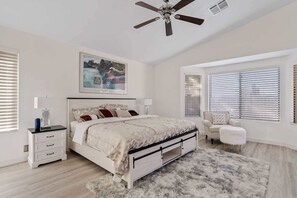 4 quartos, escrivaninha, ferros/tábuas de passar roupa, berço de viagem