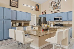 冷蔵庫、電子レンジ、オーブン、コンロ