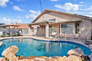 屋外プール、プール パラソル、サンラウンジャー