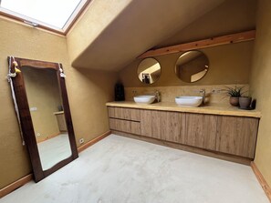 Toallas, jabón, shampoo, papel de baño 