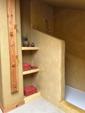 HandtĂŒcher, Seife, Shampoo, Toilettenpapier