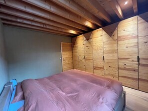 3 bedrooms, desk, iron/ironing board, WiFi
