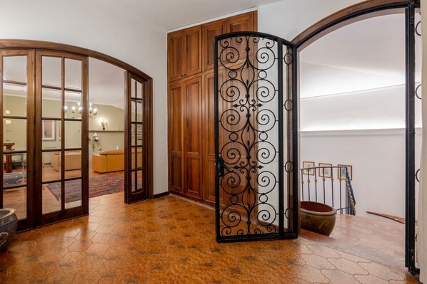 المنشأة من الداخل