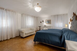 4 bedrooms, iron/ironing board, WiFi, bed sheets