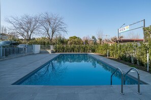 Pool - GuestHost - Brand new apartment of about 80 sqm, able to accommodate up to 4 people, located on the ground floor of a modern residential building.The property is located in a quiet area of ​​Peschiera del Garda, a few steps from the beaches of Lake G (Peschiera del Garda)