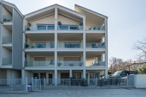 Exterior - GuestHost - Brand new apartment of about 80 sqm, able to accommodate up to 4 people, located on the ground floor of a modern residential building.The property is located in a quiet area of ​​Peschiera del Garda, a few steps from the beaches of Lake G (Peschiera del Garda)