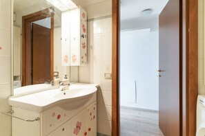 Een douche, een haardroger, een bidet, handdoeken