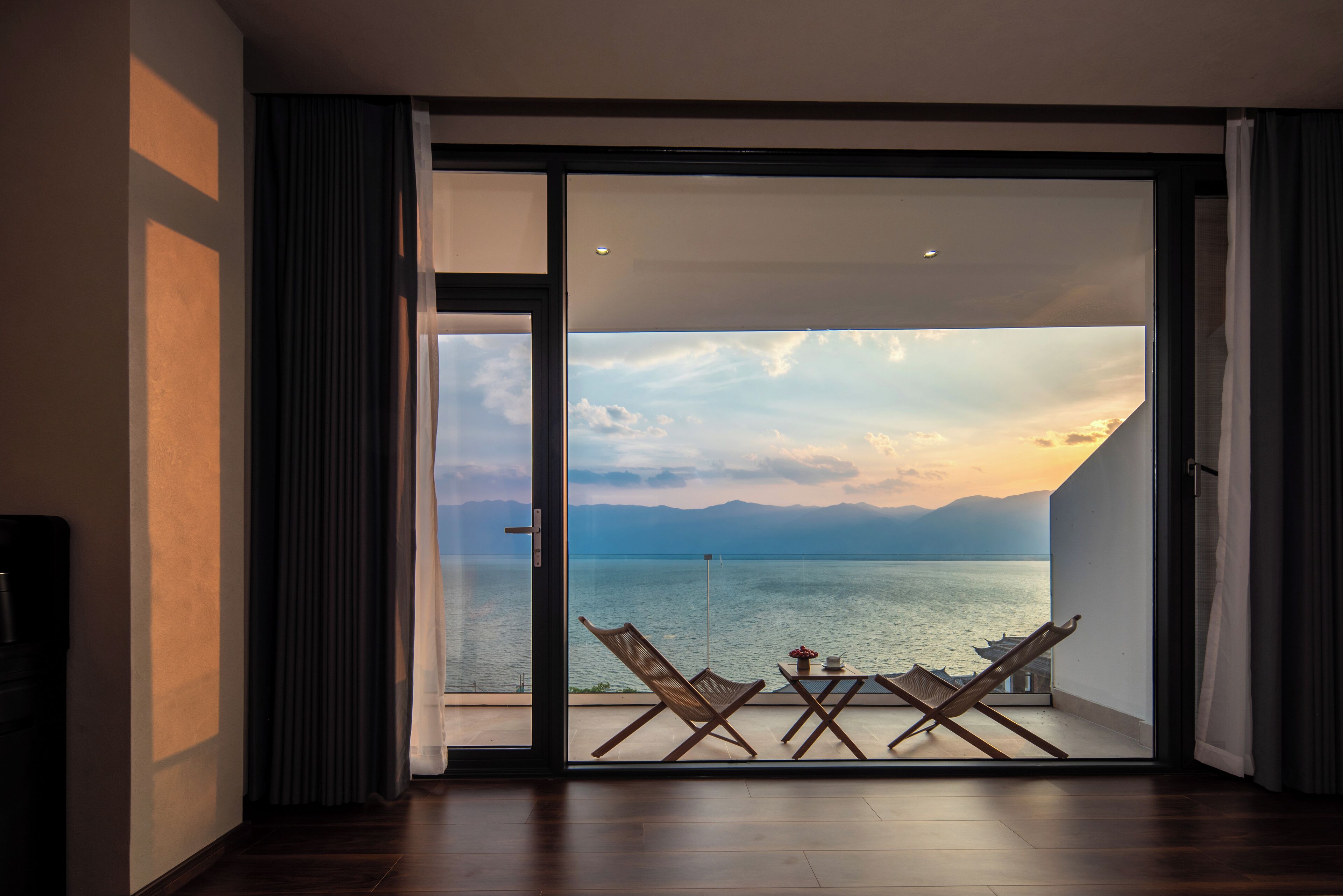 Senior studio suite, balkon, uitzicht op zee | Een bureau, een laptopwerkplek, gratis wifi