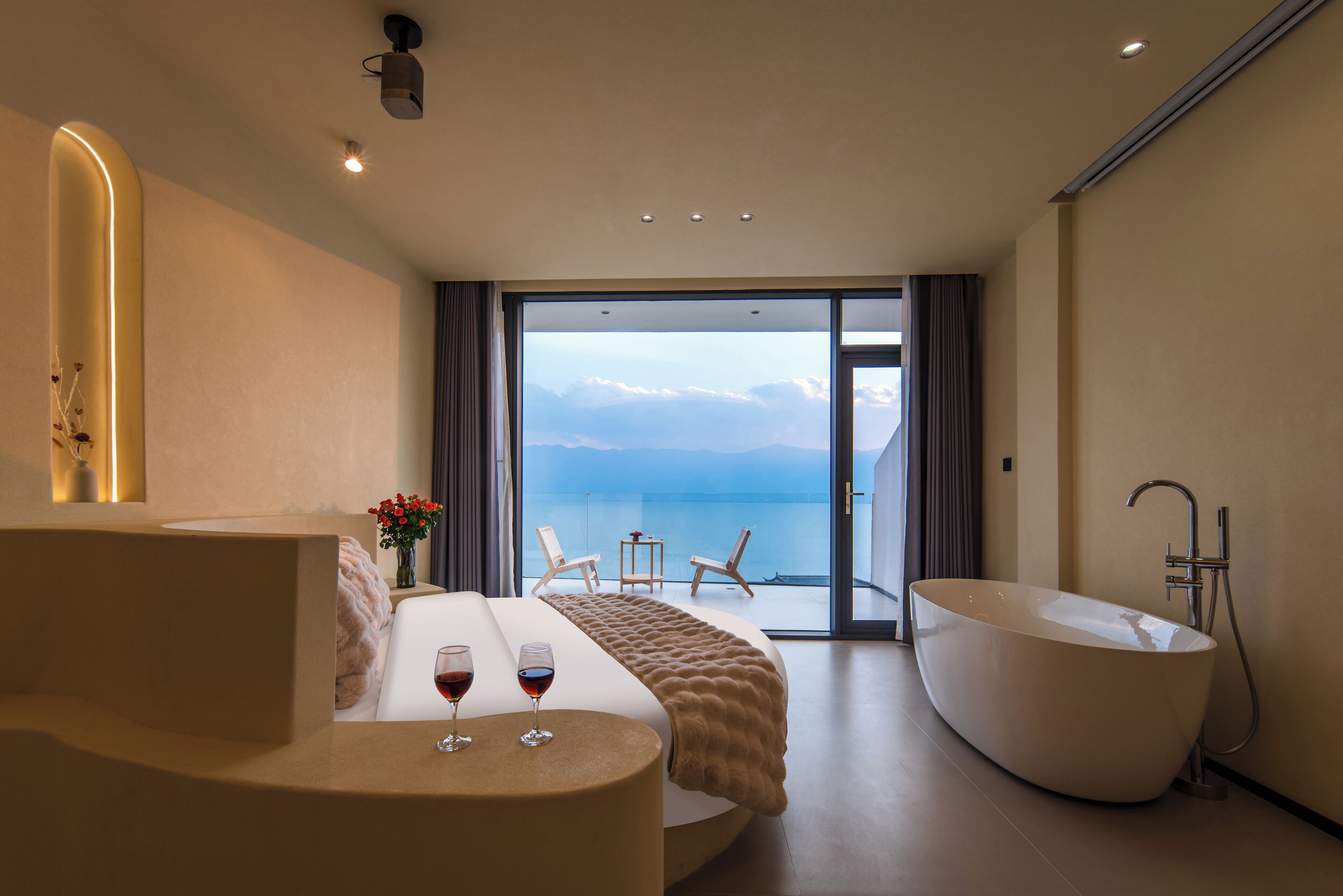 Superior kamer, balkon, uitzicht op zee | Een bureau, een laptopwerkplek, gratis wifi