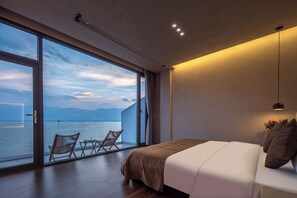 Habitación familiar con 2 camas individuales, balcón, vistas al mar | 1 dormitorio, escritorio, espacio para trabajar con un portátil