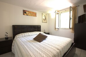 1 dormitorio, tabla de planchar con plancha, wifi y ropa de cama