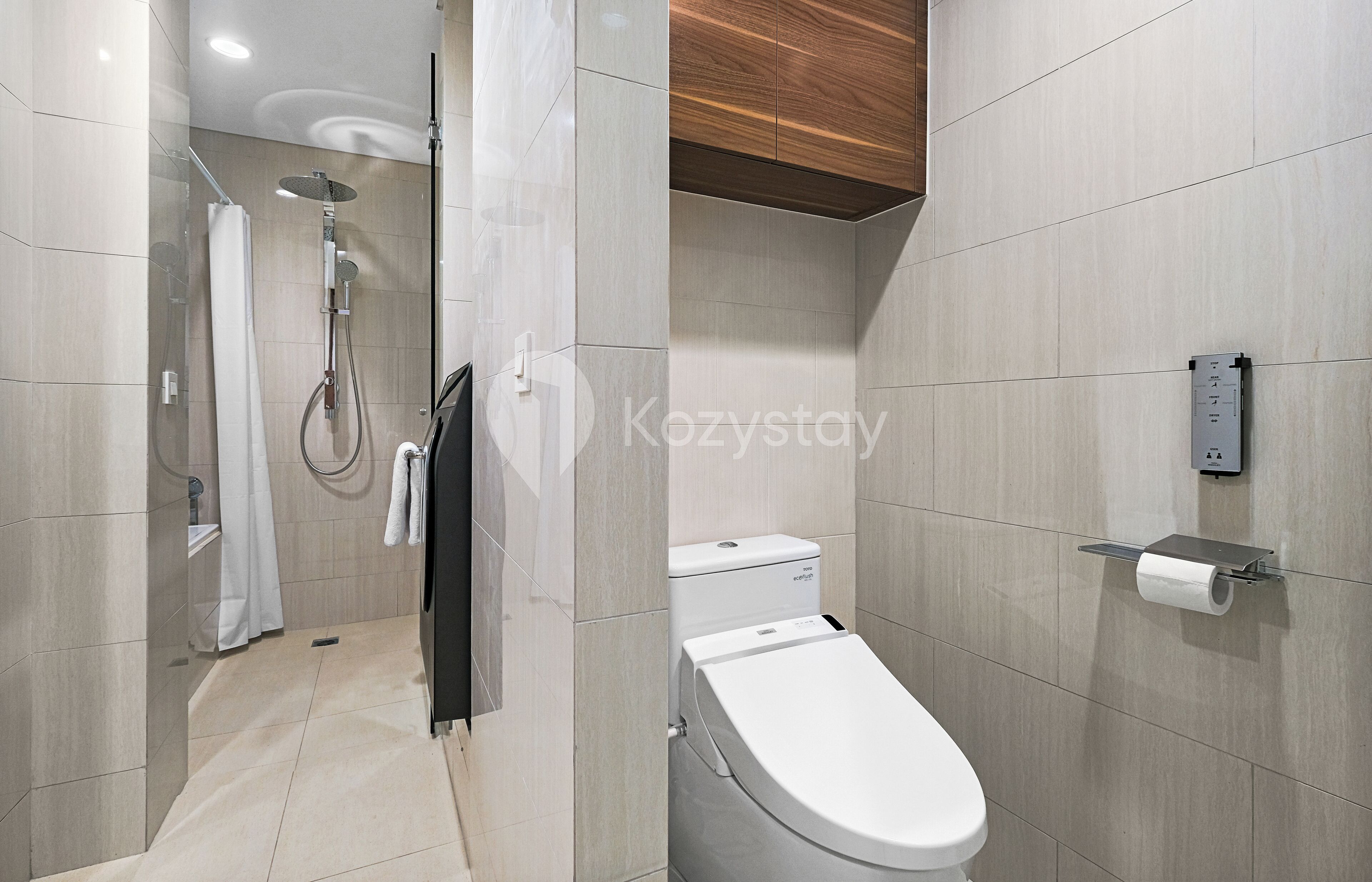 Ein modernes Badezimmer mit Dusche, Toilette und Handtuchhalter.