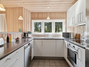 Kylskåp, mikrovågsugn, diskmaskin och grytor/köksredskap