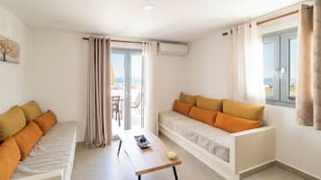 Loft Suite with Sea View | Wohnbereich | 32-Zoll-Smart-TV mit Satellitenempfang