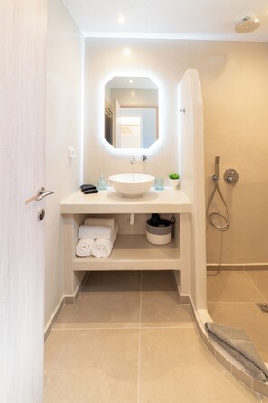 Elegant Suite with Sea View | Bathroom | Free toiletries, hair dryer, towels, soap - Dauti Gold Suites (Santorini)