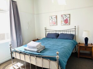 3 habitaciones, escritorio y tabla de planchar con plancha 