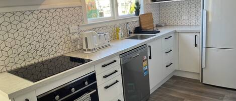 Frigorifero, microonde, forno, piano cottura