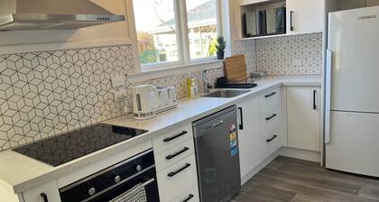 Pretty Villa Close to St Clair Beach Private Parking